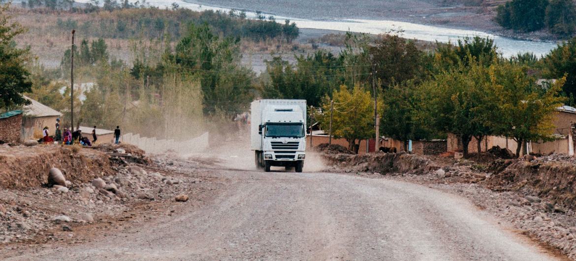 Un camion roule à travers le Tadjikistan.