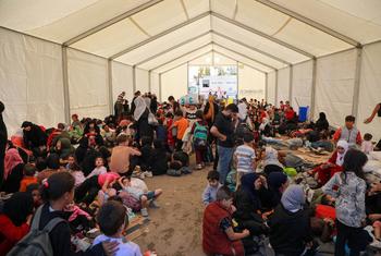 لبنان کے حالات اتنے خراب ہیں کہ لوگ جان بچانے کے لیے ہمسایہ ملک شام پہنچ رہے ہیں جو کئی سالوں سے خانہ جنگی کا شکار ہے۔