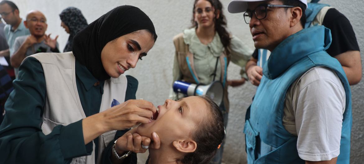 Personal de UNICEF administra vacunas contra la poliomielitis en un dispensario de Deir al-Balah, en la Franja de Gaza.