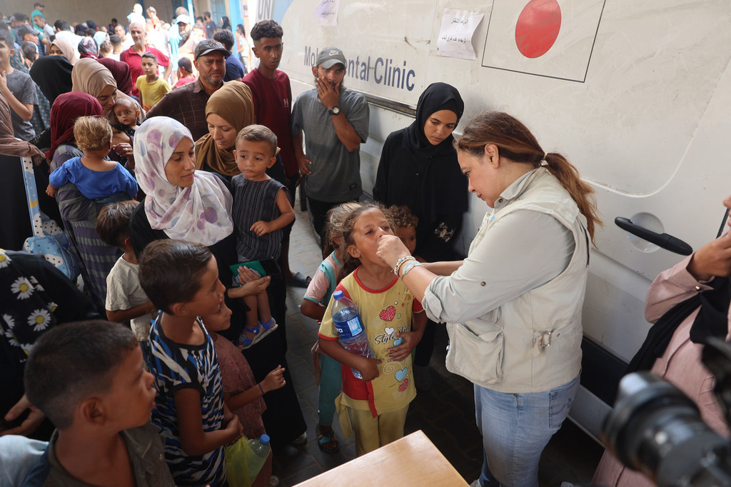 一名儿童在加沙代尔巴拉赫联合国支持的诊所接种脊髓灰质炎疫苗。