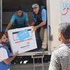 موظفو UNICEF يقومون بتفريغ صناديق لقاح شلل الأطفال الفموي من النوع 2 (nOPV2) من شاحنة في دير البلح، قطاع غزة.