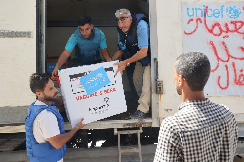 Des employés de l'UNICEF déchargent des vaccins contre la polio dans un entrepôt à Deir Al Balah, dans la bande de Gaza.