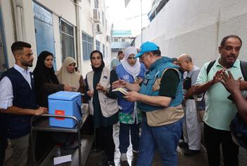 Personal de UNICEF se prepara para administrar vacunas antipoliomielíticas en un dispensario de Deir al-Balah, en el centro de Gaza.