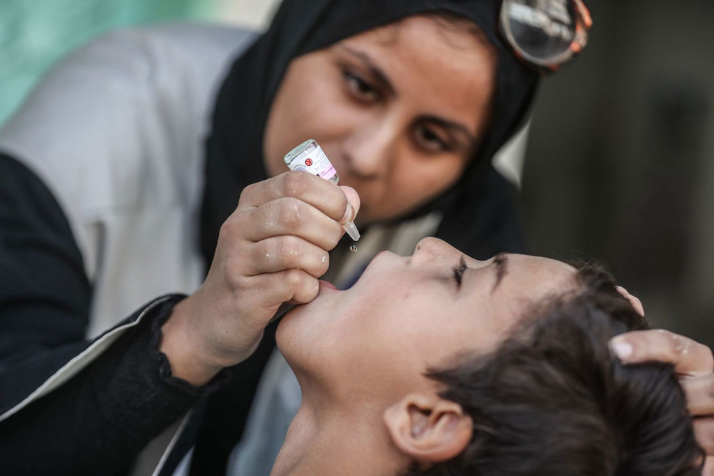 Un enfant reçoit le vaccin contre la polio à Gaza.