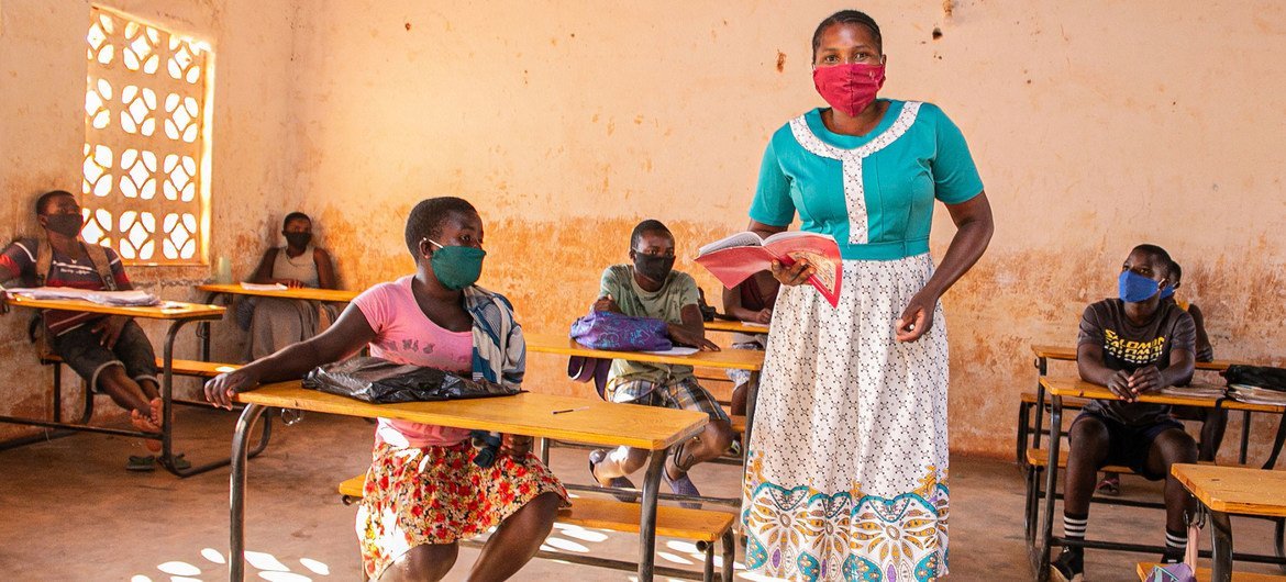 یک معلم و دانش آموزانش در مدرسه ابتدایی در مالاوی ماسک می زنند.