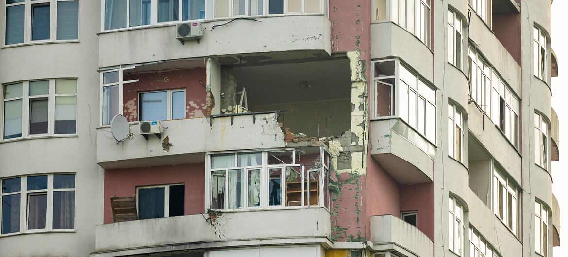 Поврежденное в результате обстрела здание в Ирпене, Украина.