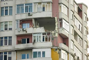 Поврежденное в результате обстрела здание в Ирпене, Украина.