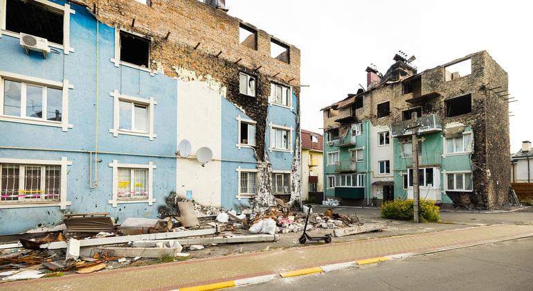 Поврежденные здания в Ирпене, Украина.