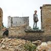 在乌克兰基辅郊区，一名年轻女孩站在学校的废墟中。（资料图）