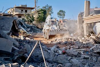 Los cascos azules de la UNIFIL limpian los escombros de infraestructura destruida por excavadores israelíes cerca de la Línea Azul.