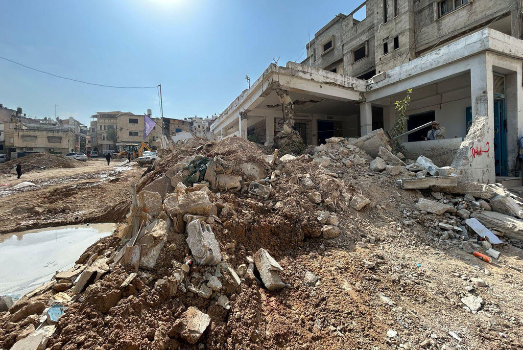 Le bâtiment des bureaux de l'UNRWA dans le camp de Nur Shams, en Cisjordanie, est en ruines après une opération militaire, avec des amas de gravats et de débris.
