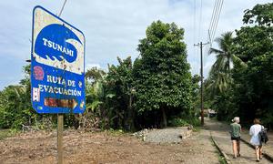 Un cartel en la costa pacífica de Colombia muestra una ruta de evacuación en caso de tsunami.