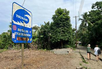 Un cartel en la costa pacífica de Colombia muestra una ruta de evacuación en caso de tsunami.