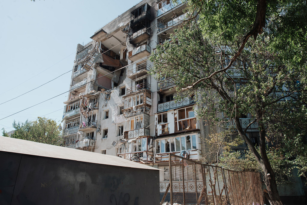 Foto de archivo. Un edificio queda destruido tras un ataque con misiles en Ucrania.