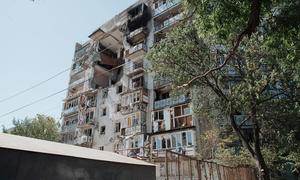 Foto de archivo. Un edificio queda destruido tras un ataque con misiles en Ucrania.