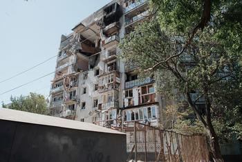Foto de archivo. Un edificio queda destruido tras un ataque con misiles en Ucrania.
