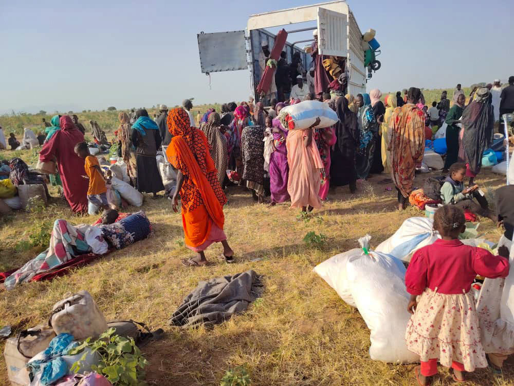 逃离达尔富尔法希尔的人们在塔维拉获得援助。