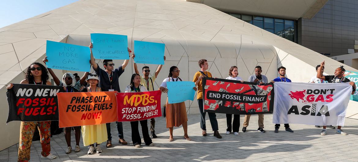 第28届气候变化大会上的活动人士抗议继续资助化石燃料。