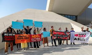 Ativistas na COP28 protestam contra o financiamento contínuo dos combustíveis fósseis
