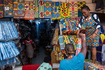 Un commerçant vend des tissus africains sur un marché au Ghana.