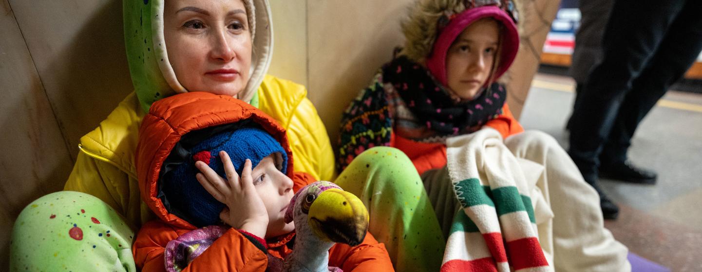 Una madre y sus dos hijos se refugian de los bombardeos en una estación de metro de Kyiv en enero de 2024.