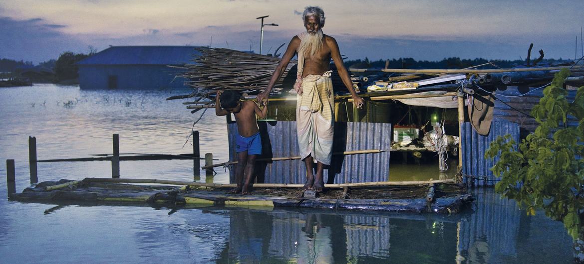 La montée du niveau de la mer provoque des inondations régulières dans les habitations au Bangladesh.