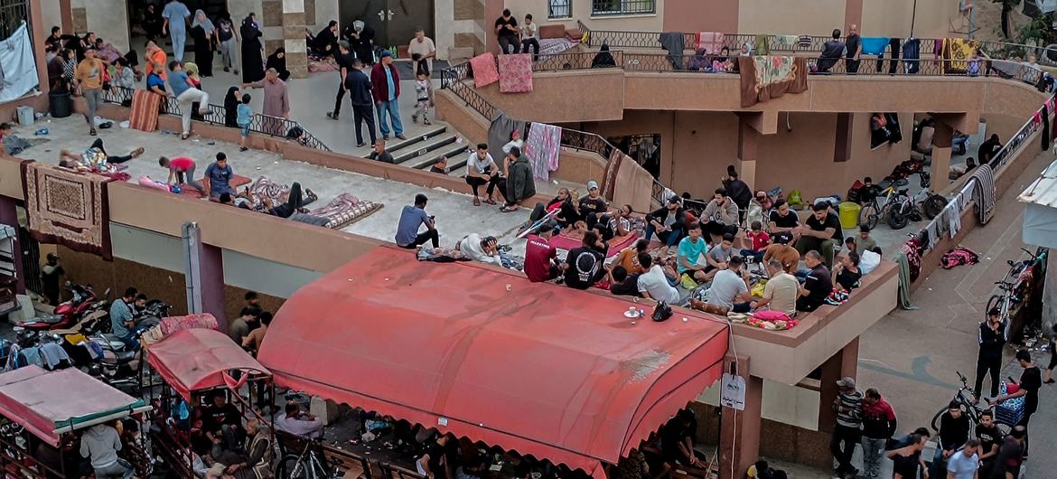 Люди собрались возле больницы. Газа