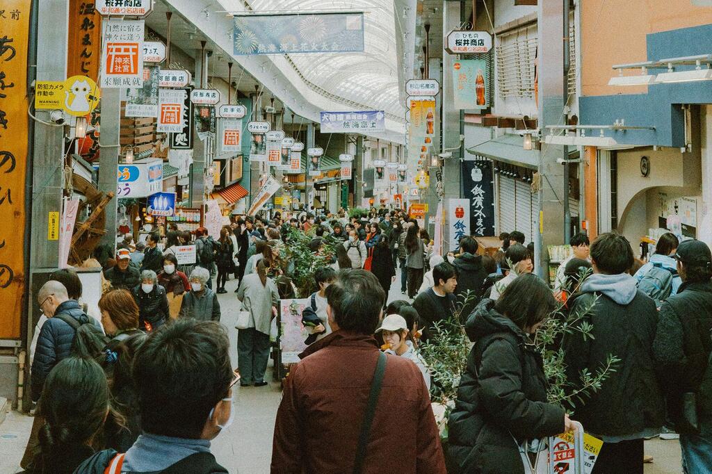 人们在日本的商场购物.