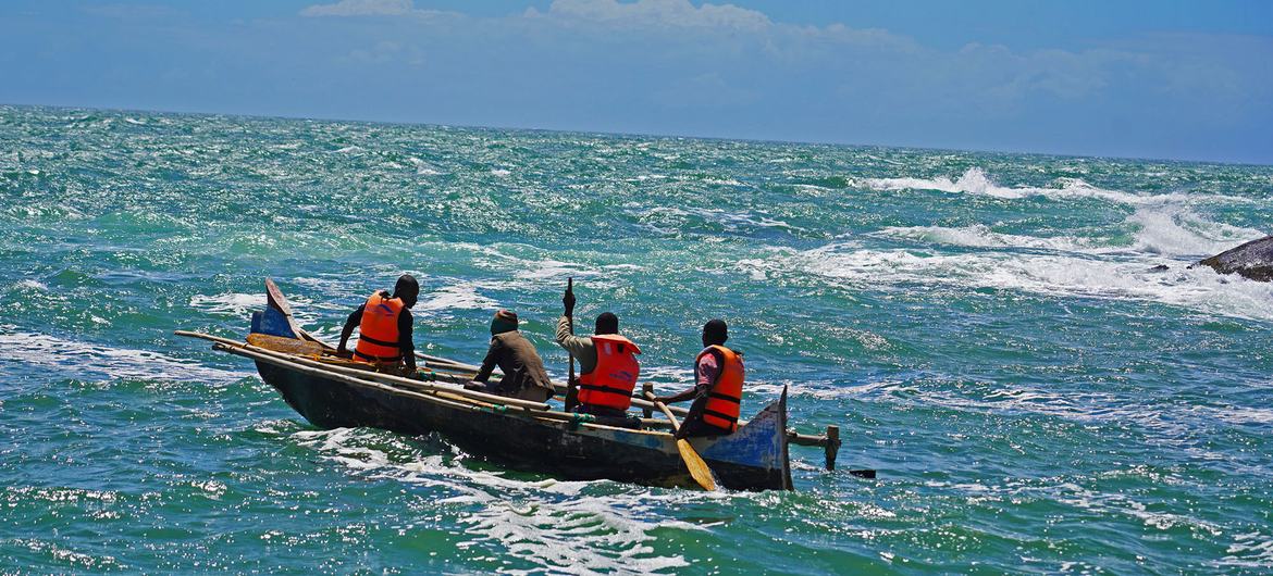 Un groupe de pêcheurs part en mer depuis le village de Mokola, à Madagascar.