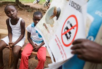 在科特迪瓦的卡蒂奥拉，孩子们正在参加防止女性生殖器切割的宣传活动。
