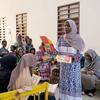 सूडान में विस्थापित लड़कियाँ, लिंग आधारित हिंसा और महिला जननांग विकृति (FGM) के बारे में जागरूकता कार्यशाला में शिरकत करते हुए.