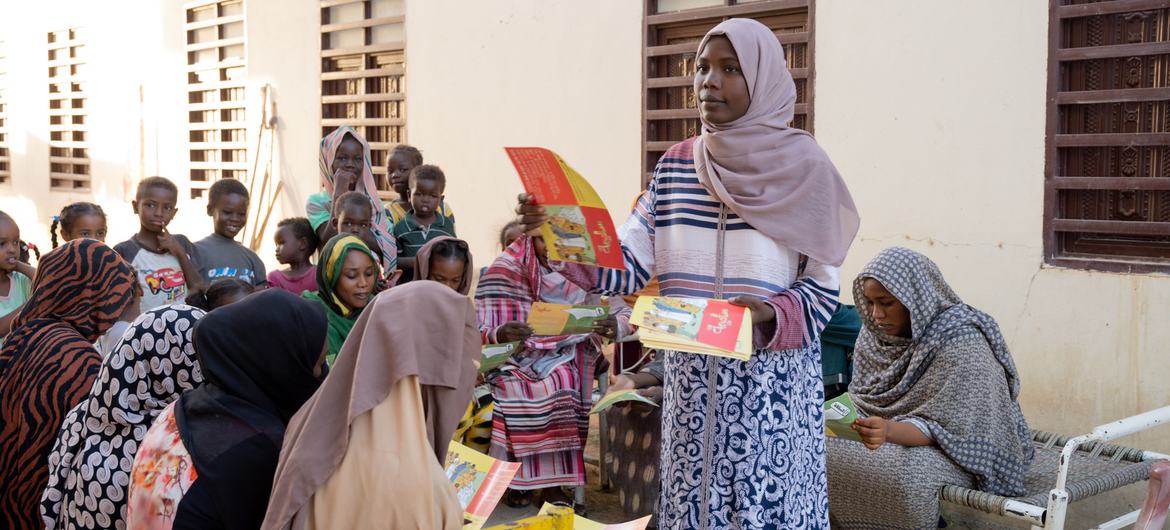 在苏丹的科斯蒂，流离失所的女孩参加针对基于性别的暴力和女性生殖器残割的讲习班。