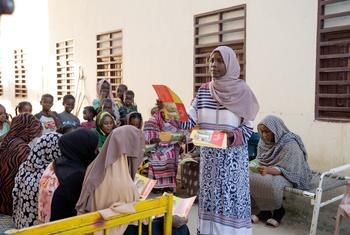 Des filles déplacées participent à un atelier de sensibilisation contre la violence sexiste et les mutilations génitales féminines à Kosti, au Soudan.