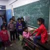 巴勒斯坦儿童在加沙拉法市流离失所者避难的一间教室里玩耍。