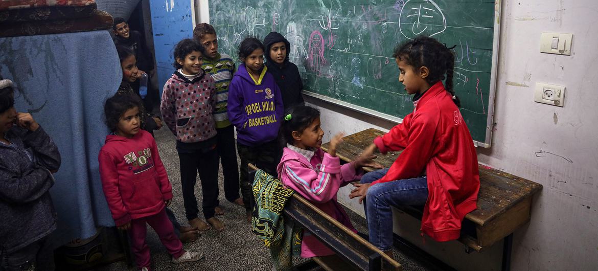 巴勒斯坦儿童在加沙拉法市流离失所者避难的一间教室里玩耍。