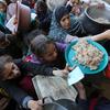 خوراک کی عدم دستیابی کا شکار فلسطینیوں میں کھانا تقسیم کیا جا رہا ہے۔