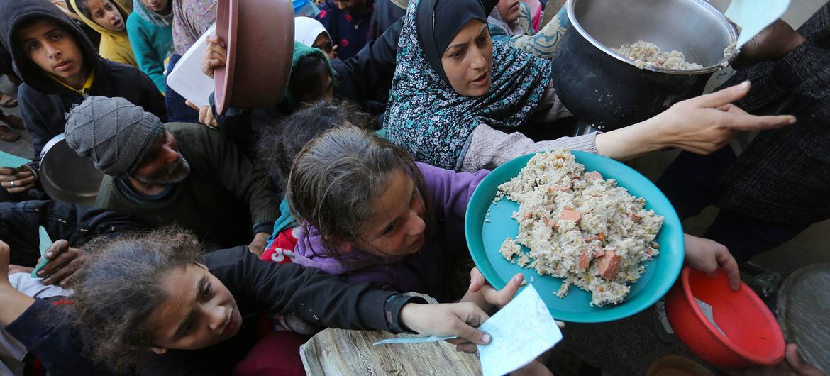 De la nourriture est distribuée à des Palestiniens désespérés.