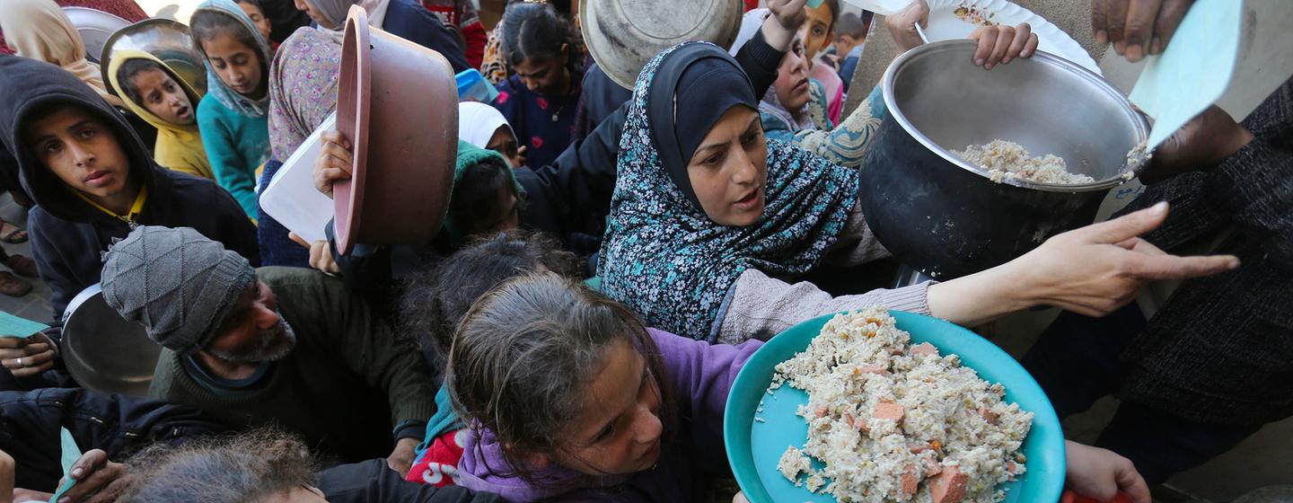 De la nourriture est distribuée à des Palestiniens désespérés.