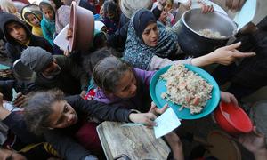 De la nourriture est distribuée à des Palestiniens désespérés.