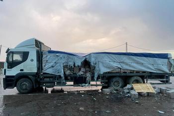 شاحنة تقل مواد غذائية إلى شمال غزة، تعرضت لنيران البحرية الإسرائيلية.