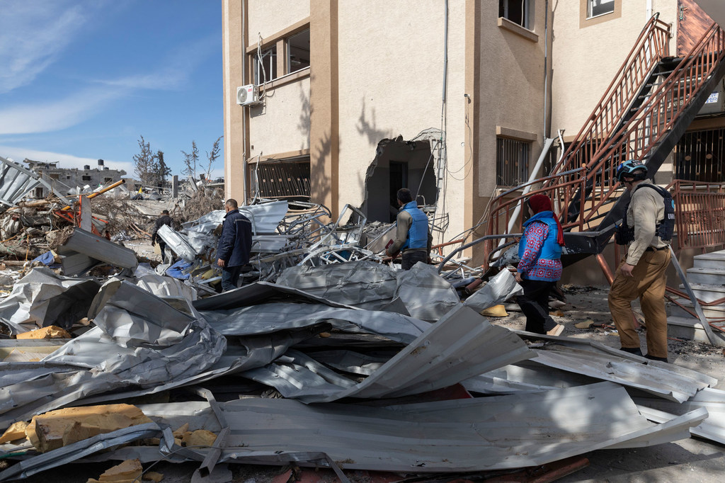 Un employé de l'ONU évalue les dégâts causés à la maternité du Croissant-Rouge émirati à Rafah, dans le sud de Gaza.