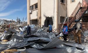 Trabajadores de la ONU evalúan el daño al hospital de maternidad de la Media Luna Roja en Rafah, Gaza, tras un ataque israelí. (Archivo)