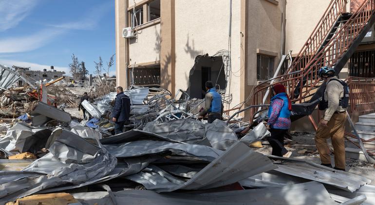 Trabajadores de la ONU evalúan el daño al hospital de maternidad de la Media Luna Roja en Rafah, Gaza, tras un ataque israelí. (Archivo)
