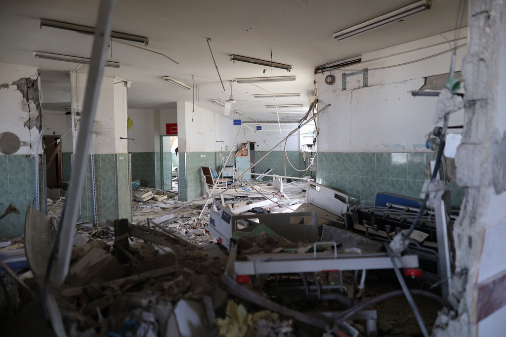 Un hôpital dans le nord de Gaza est en ruines après des frappes de missiles.