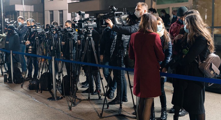 صحفيون يتجمعون في فعالية في مولدوفا بشرقي أوروبا.