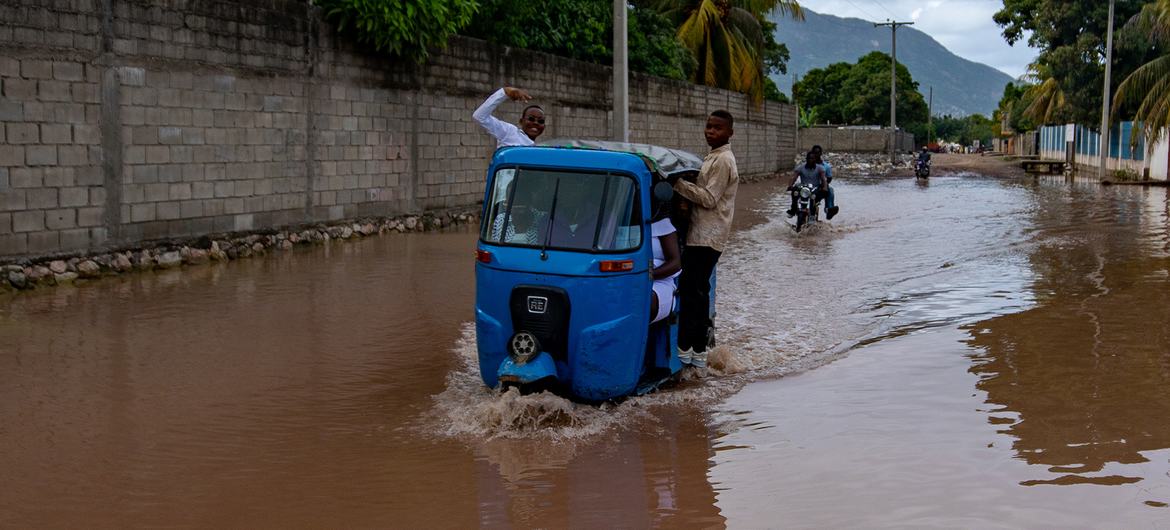 Los sistemas de alerta temprana pueden ayudar a mitigar los efectos del clima extremo y reducir el impacto de las inundaciones, por ejemplo en el norte de Haití.