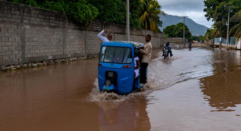 Early warning systems can help to mitigate the effects of extreme weather and reduce the impact of floods, for example in northern Haiti (file). 