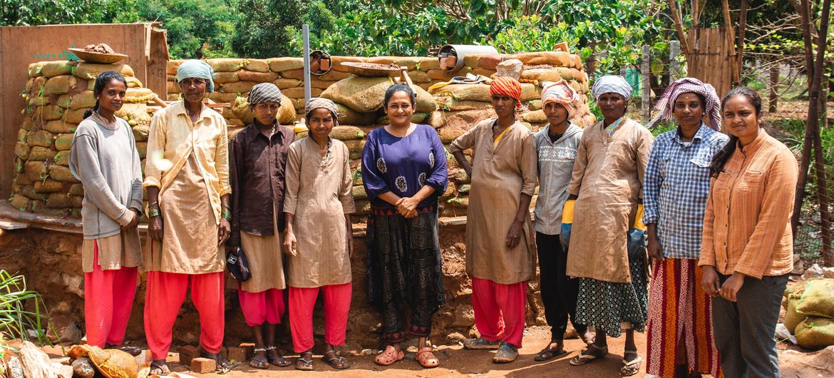 Sindhoor Pangal (centro) trabajó con Masons Ink y un equipo de mujeres albañiles para crear su casa de barro.