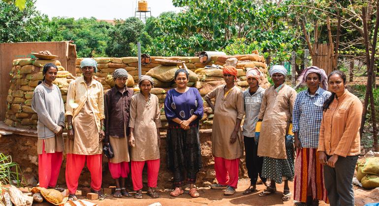 Sindhoor Pangal (au centre) a travaillé avec Masons Ink et une équipe de femmes maçons pour créer sa maison en terre.