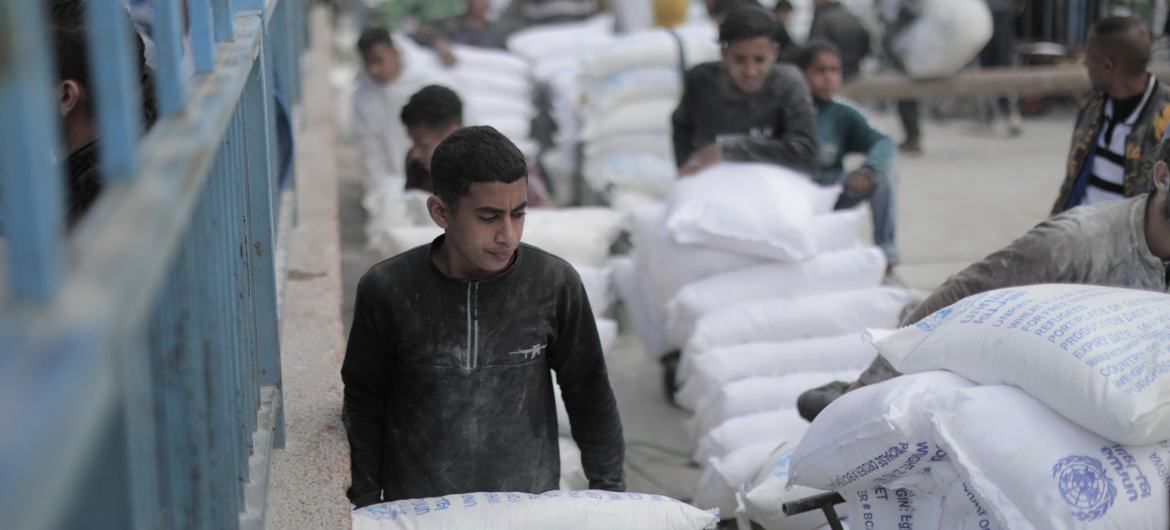 Un centro de distribución de harina de la UNRWA.